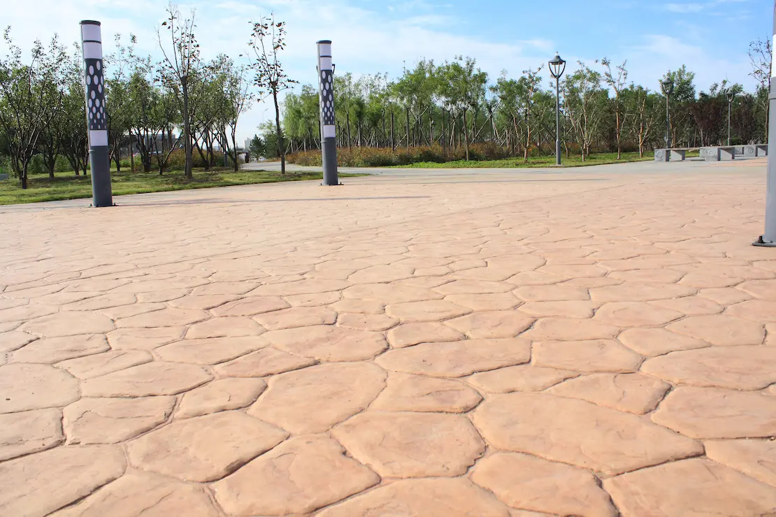 Zona de recreo de una universidad con pavimento de hormigón impreso.